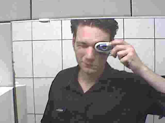 Der Mann im Spiegel stand, nachts, Toilette, Charly's Bistro.